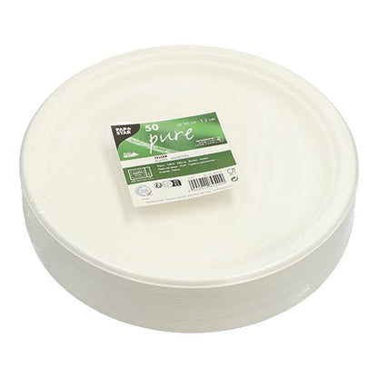 Une pile de PAPSTAR 50 assiettes rondes blanches, canne à sucre "pure" est emballée dans du plastique et porte sur le dessus une étiquette verte et blanche avec la marque PAPSTAR GmbH et un avis indiquant que l'emballage contient 50 assiettes écologiques.