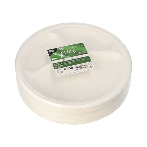 Une pile d'assiettes rondes, blanches PAPSTAR « pure » en canne à sucre avec trois compartiments est emballée dans du plastique. L'étiquette vert-blanc identifie les assiettes jetables durables de PAPSTAR GmbH dans un paquet de 50 pièces.