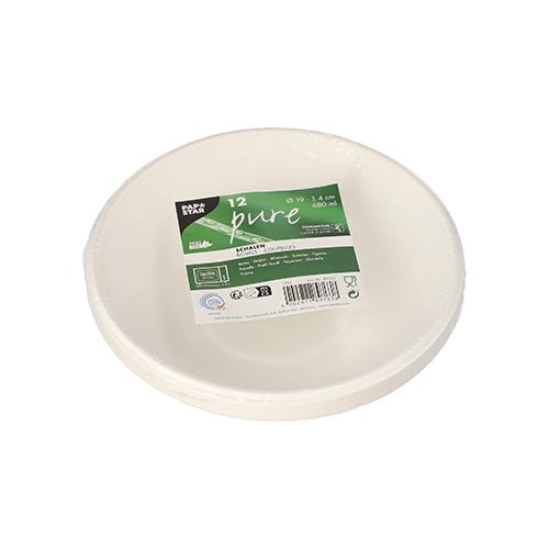 Une pile de douze PAPSTAR 12 bols, canne à sucre « pure » de la PAPSTAR GmbH, assiettes jetables blanches, rondes et écologiques, enveloppées dans du plastique avec une étiquette verte et blanche avec des détails sur le produit ainsi que des symboles pour le recyclage et la compostabilité (biodégradable).