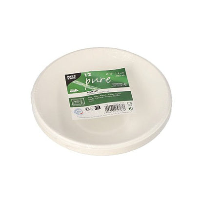 Une pile de douze PAPSTAR 12 bols, canne à sucre « pure » de la PAPSTAR GmbH, assiettes jetables blanches, rondes et écologiques, enveloppées dans du plastique avec une étiquette verte et blanche avec des détails sur le produit ainsi que des symboles pour le recyclage et la compostabilité (biodégradable).