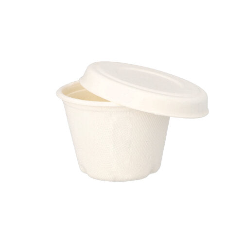Un petit couvercle blanc "pure" pour gobelets à vinaigrette en canne à sucre de PAPSTAR GmbH avec une surface lisse et mate et un design simple, partiellement ouvert sur un gobelet assorti, sur fond blanc.