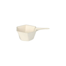 Eine weiße, sechseckige Fingerfood-Schale aus umweltfreundlichem Zuckerrohr von PAPSTAR GmbH, präsentiert vor schlichtem weißen Hintergrund. Produkt: PAPSTAR 50 Fingerfood - Schalen Zuckerrohr "pure" weiss "Hexagon".