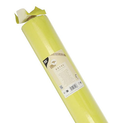 Un rouleau de nappe PAPSTAR, semblable à du tissu, PV-Tissue Mix « ROYAL Collection » (20 m x 1,18 m) de la PAPSTAR GmbH avec une étiquette beige avec les détails du produit et les codes-barres; partiellement déroulé pour la présentation.