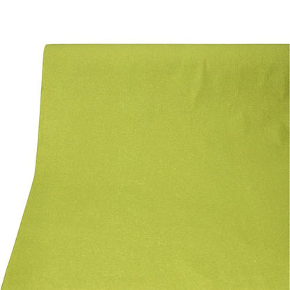 Un gros plan de la nappe PAPSTAR, semblable à du tissu, PV-Tissue Mix « ROYAL Collection » (20 m x 1,18 m) de la PAPSTAR GmbH en vert clair uni montre de légères rides sur la surface semblable à du tissu devant un fond blanc simple.