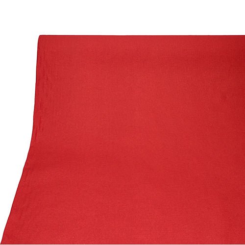 Un gros plan de la nappe, semblable à du tissu, mélange de PV-Tissue « ROYAL Collection » (20 m x 1,18 m) de la société PAPSTAR GmbH en rouge vif sur fond blanc met en valeur sa texture élégante et lisse et son apparence de haute qualité.