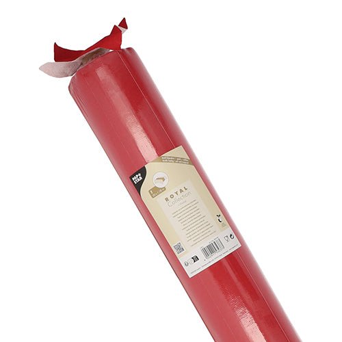 Un rouleau de nappe « ROYAL Collection » de la société PAPSTAR GmbH, 20 m x 1,18 m, de couleur rouge avec une étiquette beige et un bord supérieur partiellement enroulé, en mélange de PV-Tissue de haute qualité pour une sensation semblable à du tissu.