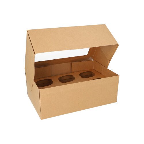 Les boîtes à cupcakes carrées de 25 PAPSTAR 10 cm avec fenêtre en PLA de PAPSTAR GmbH sont biodégradables, de couleur brune simple et possèdent quatre encoches pour cupcakes ou muffins. Une boîte est partiellement ouverte.