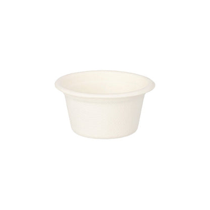 Les bols à vinaigrette PAPSTAR en canne à sucre "pure" Ø 6 cm, blanc (ensemble de 12) de PAPSTAR GmbH sont écologiques, biodégradables et visibles comme de petites coupelles en carton blanc isolées sur fond blanc.