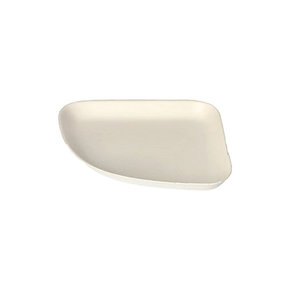 L'image montre une assiette triangulaire blanche PAPSTAR en bagasse (13x13 cm, 1/4) de la ligne "Belle Vie" sur fond blanc. L'assiette jetable écologique (24 pièces) de PAPSTAR GmbH a des bords arrondis et est emballée sous film rétractable.