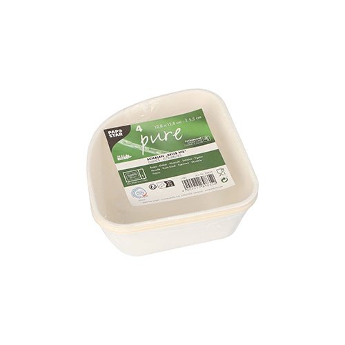 Une pile de quatre bols en canne à sucre blancs PAPSTAR « pure » Belle Vie, Ligne Carrée avec une étiquette vert-blanc contenant des informations sur le produit et des symboles de recyclage. Les bols biodégradables proviennent de la PAPSTAR GmbH et sont fabriqués à base de plantes.