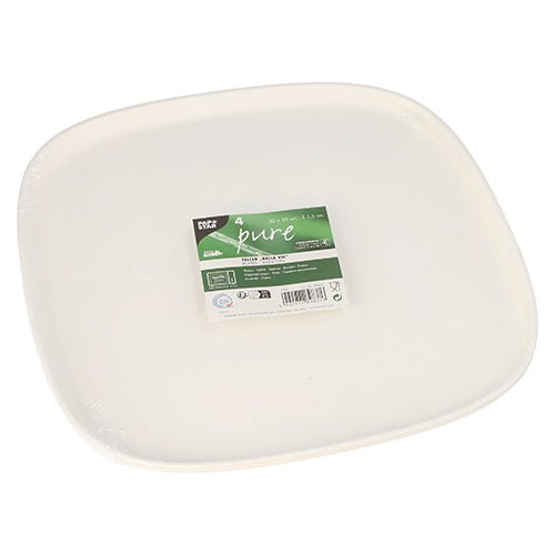 Une pile de quatre assiettes PAPSTAR 4 blanches et carrées en canne à sucre « pure » Belle Vie, Ligne Carrée de PAPSTAR GmbH, emballées hygiéniquement dans du plastique avec une étiquette verte et blanche avec des informations sur le produit au centre.