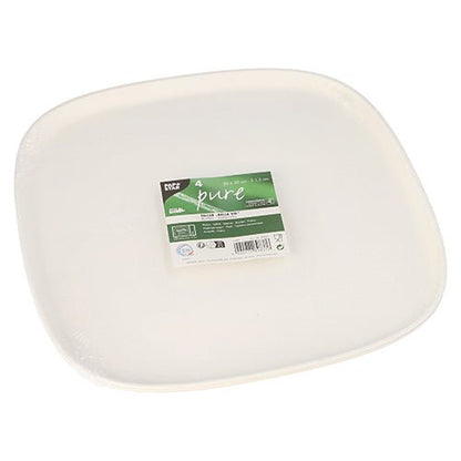 Une pile de quatre assiettes PAPSTAR 4 blanches et carrées en canne à sucre « pure » Belle Vie, Ligne Carrée de PAPSTAR GmbH, emballées hygiéniquement dans du plastique avec une étiquette verte et blanche avec des informations sur le produit au centre.