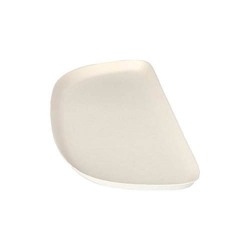 Le lot de 4 assiettes en canne à sucre "pure" blanc "Belle Vie, Ligne Carrée" de PAPSTAR GmbH est une assiette élégante, asymétrique, de couleur crème, biodégradable avec une surface lisse et des bords arrondis - parfaite pour des repas écologiques. Photographié sur un fond blanc.