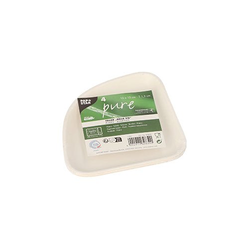 Illustrée est une pile de quatre assiettes PAPSTAR blanches et carrées en canne à sucre « pure » Belle Vie, Ligne Carrée de PAPSTAR GmbH, où l'assiette biodégradable du dessus porte une étiquette verte et blanche « Pure » avec des détails sur le produit.