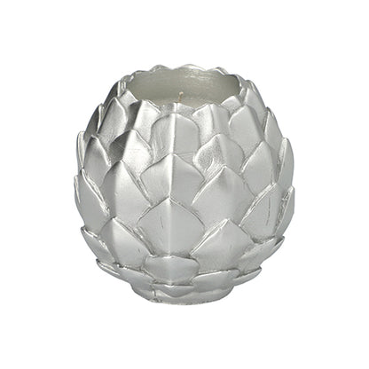 La bougie sphérique Starpak Ø 10 cm au design argenté "Pomme de pin" dispose d'une finition métallique texturée - parfaite comme accent décoratif festif.