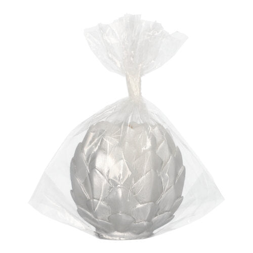 La bougie sphérique Starpak Ø 10 cm argent "Pomme de pin" est livrée emballée dans un film plastique transparent, avec un dessus plissé et présente un design festif de pomme de pin - idéale comme accent décoratif.