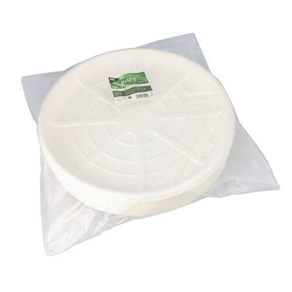 Dans un sac en plastique transparent se trouve une pile de PAPSTAR 25 plateaux de service, canne à sucre « pure » ronds de la PAPSTAR GmbH avec une étiquette vert-blanc sur le dessus ; les plateaux sont biodégradables et écologiques.
