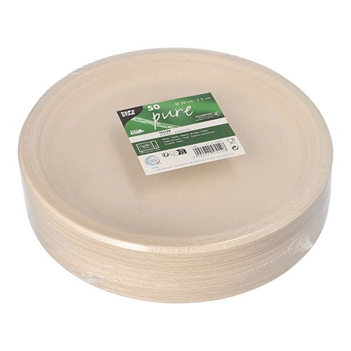 Une pile de PAPSTAR 50 assiettes rondes beiges en canne à sucre "pure", enveloppée dans du plastique avec une étiquette PAPSTAR verte et blanche, indiquant 50 assiettes jetables écologiques.