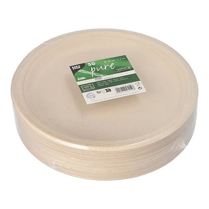 Une pile de PAPSTAR 50 assiettes rondes beiges en canne à sucre "pure", enveloppée dans du plastique avec une étiquette PAPSTAR verte et blanche, indiquant 50 assiettes jetables écologiques.