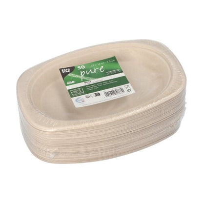 Une pile de 50 assiettes jetables PAPSTAR en canne à sucre beiges, ovales « pure » de PAPSTAR GmbH, emballée dans un film avec une étiquette vert-blanc avec des détails sur le produit et des symboles environnementaux.