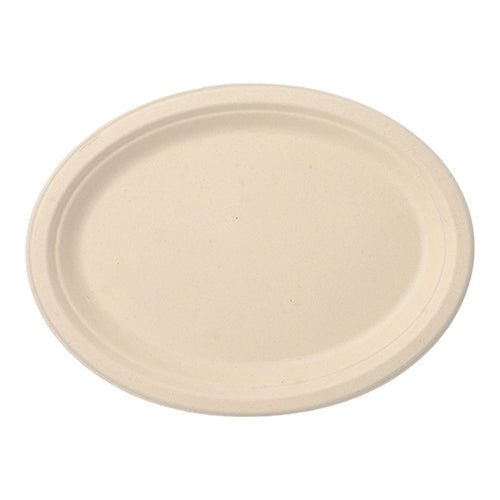Une assiette jetable ovale beige de PAPSTAR 50 assiettes, canne à sucre « pure » de PAPSTAR GmbH, fabriquée à partir de canne à sucre écologique et avec un bord légèrement surélevé, vue de dessus sur fond blanc.