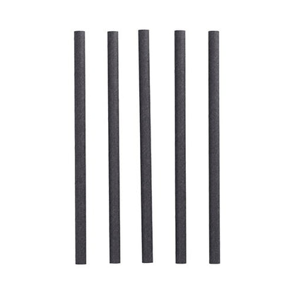 Cinq pailles à secouer en papier noir cylindrique PAPSTAR 100 Ø 10 mm · 21 cm de PAPSTAR GmbH sont alignées verticalement sur un fond blanc - idéal pour les hôtes soucieux de l'environnement.