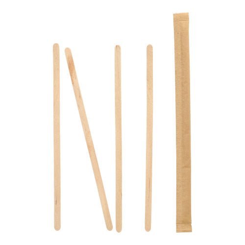 Quatre PAPSTAR bâtonnets en bois "pure" de 17,8 cm sont debout, l'un est incliné, à côté se trouve un bâtonnet emballé individuellement dans du film plastique - tout cela de PAPSTAR GmbH sur fond blanc.