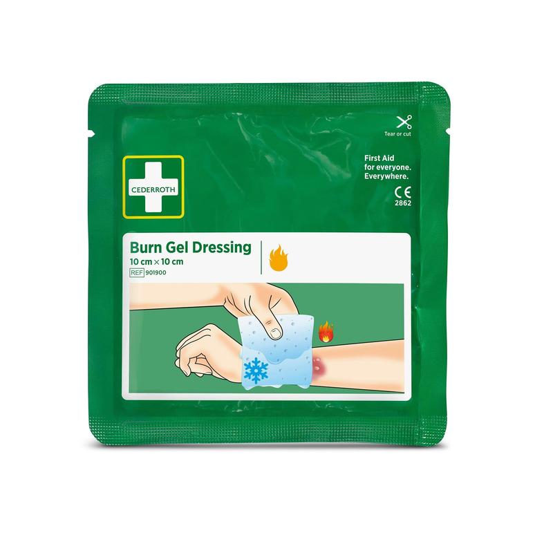 Un paquet vert d'Orkla Wound Care AB avec l'inscription "Cederroth burn gel bandage 10x10 cm, pack de 2" montre une main appliquant un coussin de gel rafraîchissant sur des brûlures, avec des symboles de flammes et de flocons de neige soulignant l'utilisation en premiers secours. Le paquet contient 2 pièces.