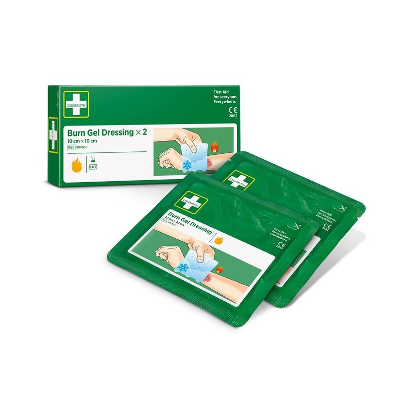 Deux paquets verts de Cederroth burn gel bandage 10x10 cm, pack de 2 d'Orkla Wound Care AB sont illustrés devant la boîte, où l'on voit des mains appliquant le bandage, ainsi que des symboles pour la certification CE, l'absence de latex et les premiers secours en cas de brûlures.