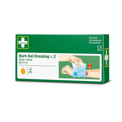 Une boîte vert-blanc avec l'inscription "Cederroth burn gel bandage 10x10 cm, pack de 2 | Paquet (2 pièces)" d'Orkla Wound Care AB montre des mains appliquant le bandage sur une brûlure à l'avant-bras, avec des symboles de premiers secours et des illustrations de traitement.