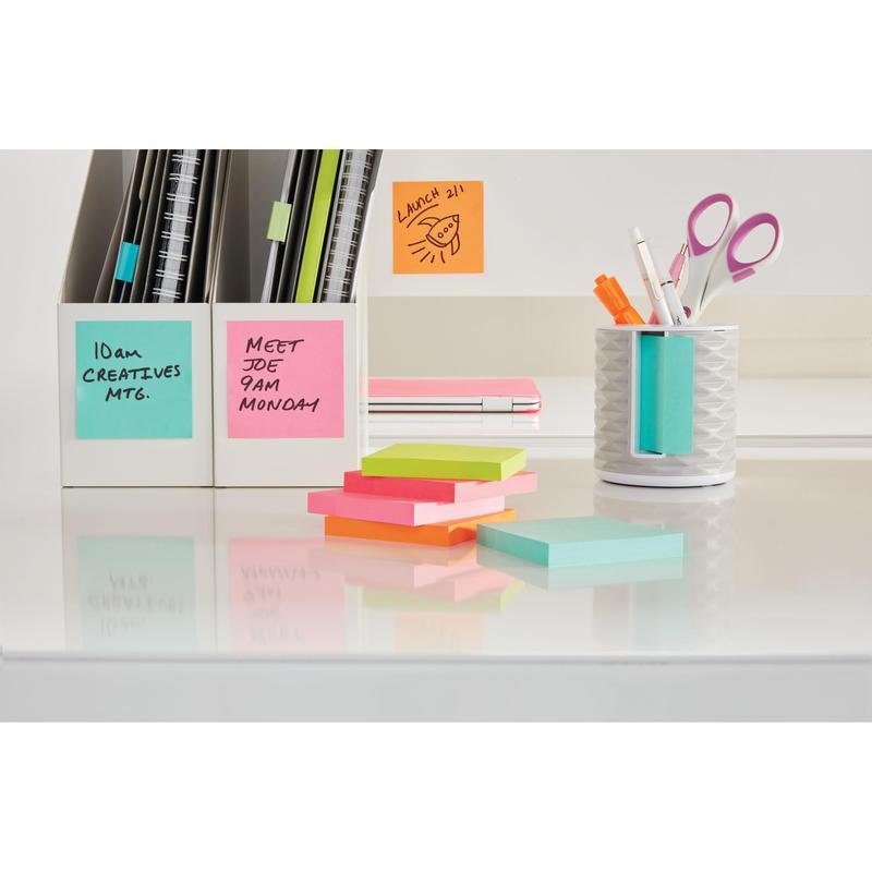 Un bureau blanc rangé avec des cubes de notes Post-it® Ultra-Couleurs de 3M Deutschland GmbH (76 mm x 76 mm, 450 feuilles), des carnets, des classeurs dans des supports et des notes adhésives pastel. Sur le bureau et au mur, des rappels et horaires de réunion sont affichés sur les notes.