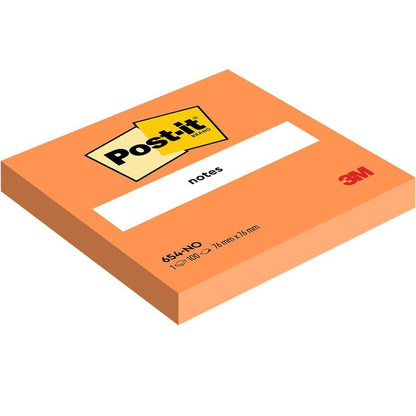Une pile de notes Post-it® orange (76 mm x 76 mm, 100 feuilles/bloc, 100% PEFC) de la 3M Deutschland GmbH montre le logo Post-it en haut et le logo de la marque 3M dans le coin inférieur droit.