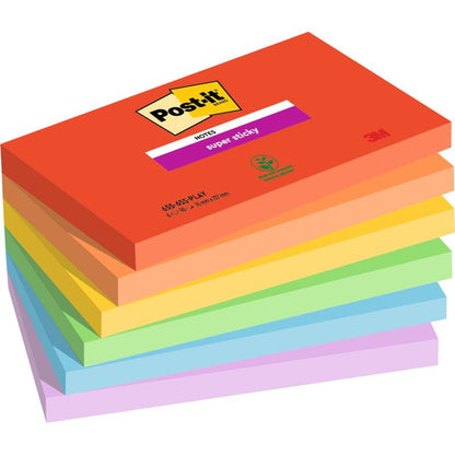 Une pile de Post-it® Super Sticky Notes de 3M Allemagne GmbH, 76 x 127 mm, 90 feuilles par bloc, certifié 100% PEFC, en différentes couleurs, avec le logo sur la feuille supérieure.