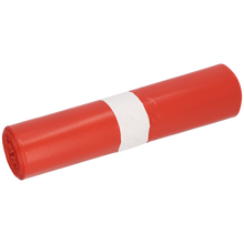 Eine Rolle DEISS 91044 roter Müllbeutel (Typ 70, 300+250x600 mm, Packung mit 25 Stück) von EMIL DEISS KG (GmbH + Co.), gesichert mit einem einfachen weißen Papierband, dargestellt auf weißem Hintergrund.