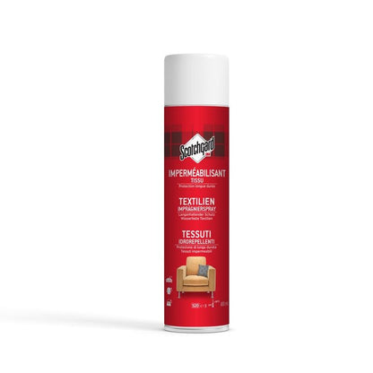 Une boîte rouge de 400 ml de spray imperméabilisant pour textiles 3M Scotchgard™ (FR/DE/IT) de 3M Deutschland GmbH protège les textiles contre la saleté et les taches et est dotée d'un texte multilingue et d'un motif de fauteuil.