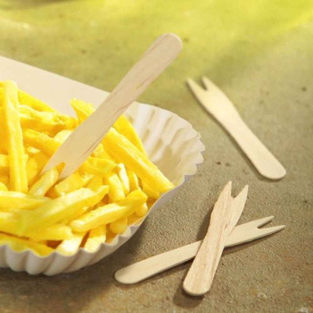 Un plateau de service avec des frites dorées est accompagné de fourchettes écologiques en bois de bouleau « pure » de PAPSTAR GmbH. Deux autres fourchettes à frites « pure » PAPSTAR, bois 8,5 cm, sont posées à côté sur le plateau. La scène est présentée sur un fond clair avec une teinte chaude et ensoleillée.