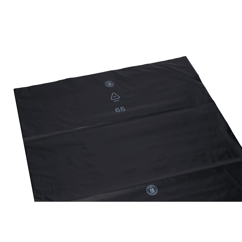 Ein großer, flacher DEISS 95007 schwarzer Müllsackbogen der EMIL DEISS KG (570+400x1150x0,1 mm) zeigt Recycling- und Kunststoff-ID-Symbole mit der Zahl 65 in weiß - ideal für die Abfallentsorgung auf einem schlichten weißen Hintergrund. Der Karton enthält 120 Säcke.