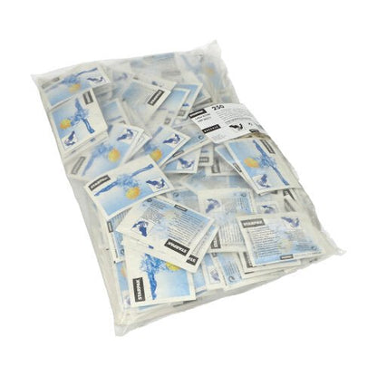 Un sac en plastique transparent contient 250 lingettes rafraîchissantes Starpak « Citro » (14 x 14 cm) dans des paquets bleu et blanc, certains avec des images d'un joueur de football frappant un ballon.