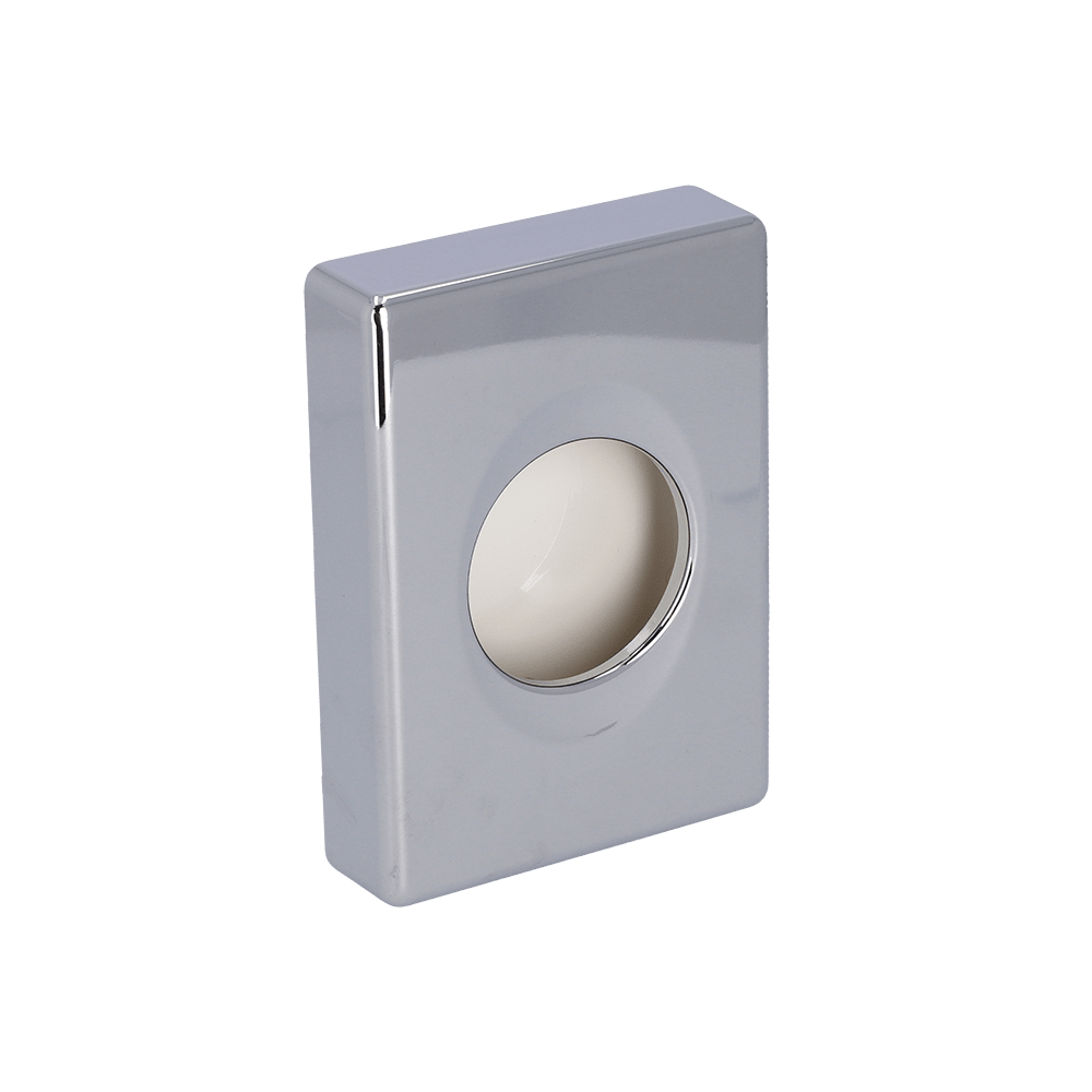 La boîte hygiénique EMIL DEISS KG (GmbH + Co.) 99302, couleur chrome, 100x139,5x27,5 mm, rectangulaire avec ouverture ronde centrale, est isolée sur fond blanc. Paquet de 25 pièces.