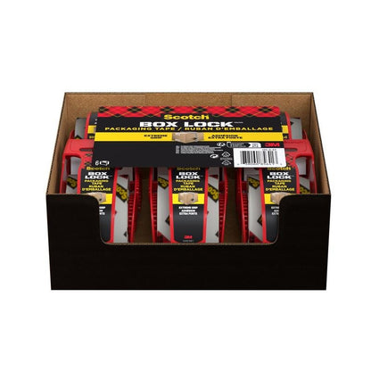 Un carton d'affichage brun contient six paquets de ruban d'emballage Scotch® Box Lock™ 48 mm x 20,3 m de 3M Deutschland GmbH, chacun avec un distributeur rouge et une étiquette jaune et noire, disposés verticalement et avec un branding visible.