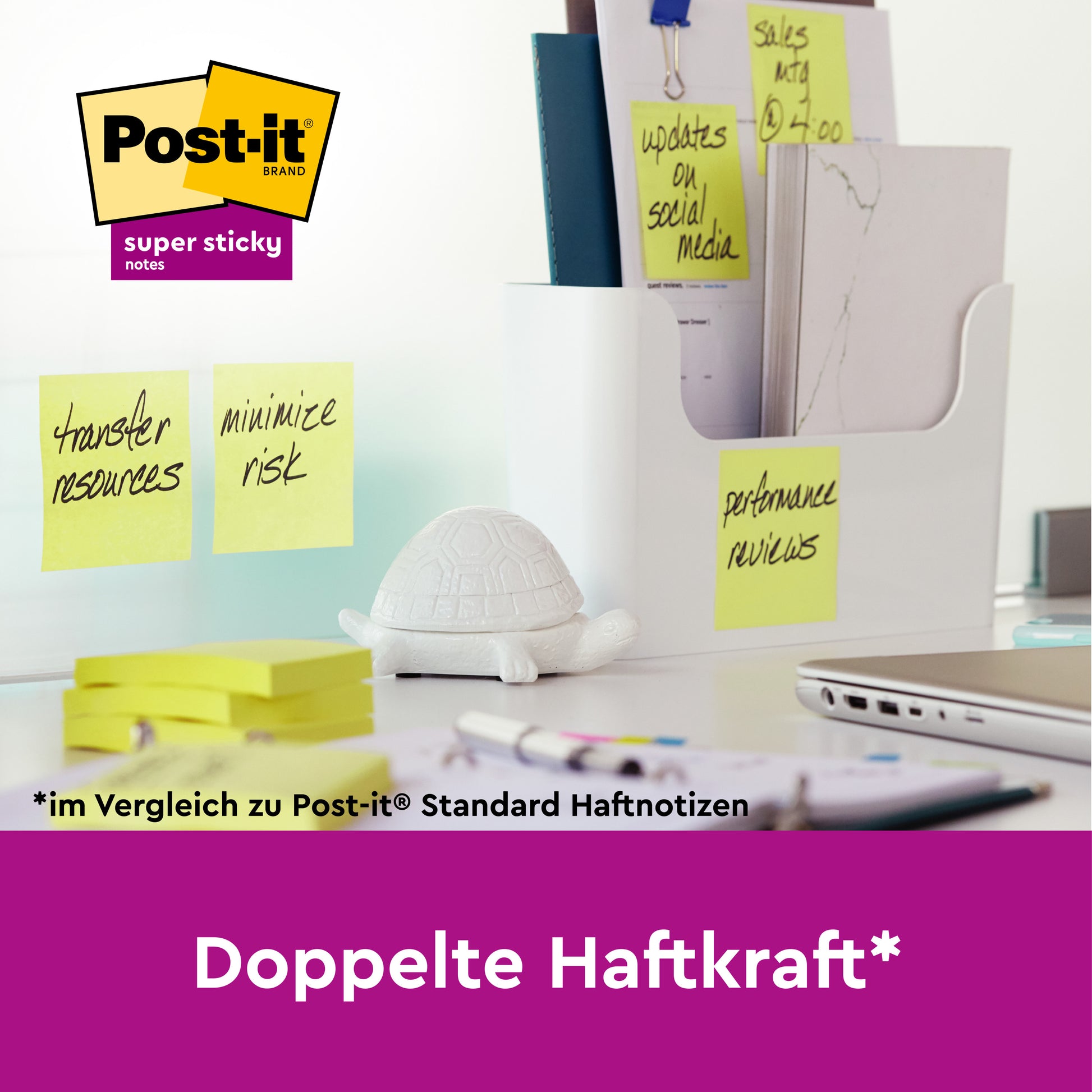 Auf einem Schreibtisch liegen 3M Post-it® Super Sticky Z-Notes in Gelb (76x127mm, 90 Blatt/Block) mit den Aufschriften "Ressourcen übertragen" und "Risiko minimieren" auf einer Glasfläche neben Büromaterial, einem weißen Stifthalter, einem Notizblock und einer kleinen Schildkrötenfigur.