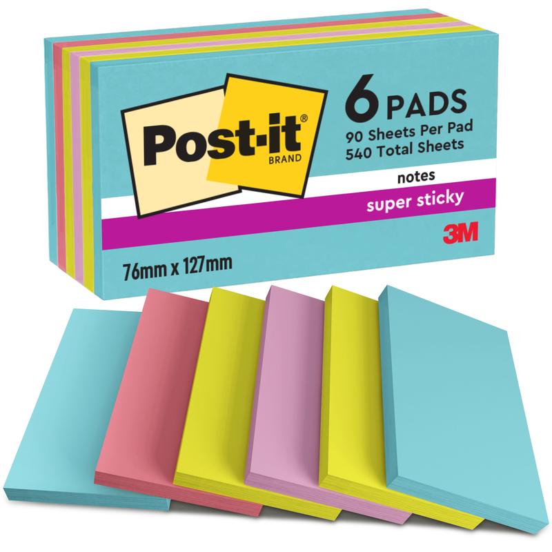 Un pack de 6 Post-it® Super Sticky Notes (76 mm x 127 mm, 90 feuilles/bloc, 100% PEFC) de 3M Allemagne GmbH en bleu, rose, jaune et lavande, à la fois dans l'emballage et déployé en tant que présentoir.