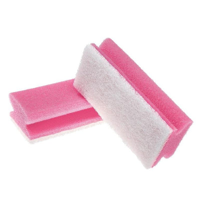 Une éponge à poignée Scotch-Brite® Bath XXL de 3M Deutschland GmbH repose sur un fond blanc ; l'une à plat, l'autre appuyée - rose avec une surface de récurage blanche, idéale pour le nettoyage de la salle de bain. L'emballage contient 1 pièce.