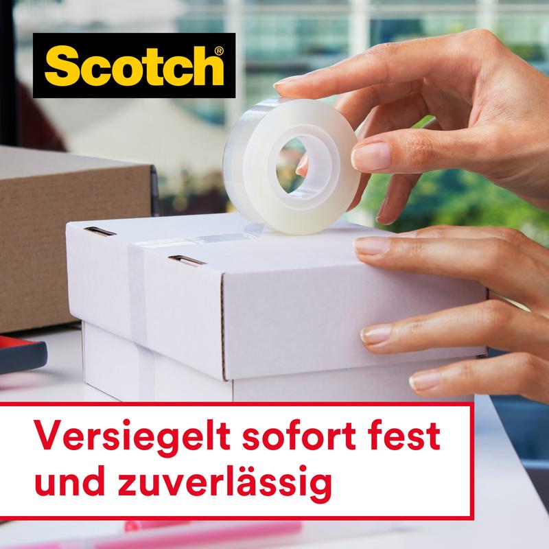 Une personne ferme un carton blanc avec du ruban adhésif Scotch® Crystal (19mm x 25m + 5m GRATUIT) de 3M Deutschland GmbH. L'image montre le logo Scotch et le texte allemand : "Scellé immédiatement et de manière fiable."