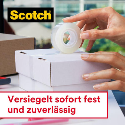 Une personne ferme un carton blanc avec du ruban adhésif Scotch® Crystal (19mm x 25m + 5m GRATUIT) de 3M Deutschland GmbH. L'image montre le logo Scotch et le texte allemand : "Scellé immédiatement et de manière fiable."