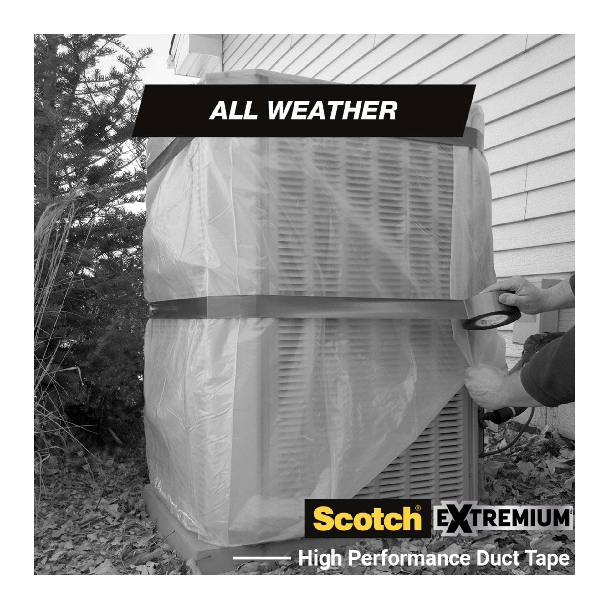 Eine Person wickelt eine Plastikfolie um ein Außenklimagerät und sichert sie mit 3M Scotch® Extremium™ All Weather Hochleistungs-Klebeband (27 m x 48 mm) der 3M Deutschland GmbH. Das Bild ist mit "ALL WEATHER" beschriftet.