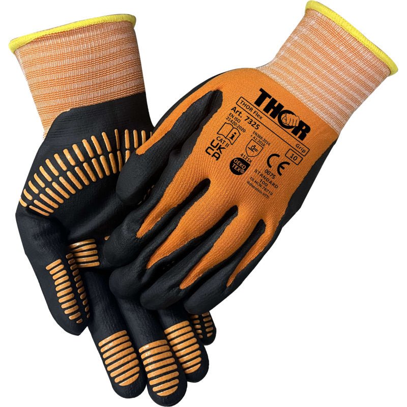 Une paire de gants de travail Thor Flex Multigrip orange et noir de la société Abena Re-Seller GmbH avec des bandes de prise en caoutchouc sur les paumes et les doigts, avec des informations et certifications de sécurité imprimées sur le dos d'un gant.