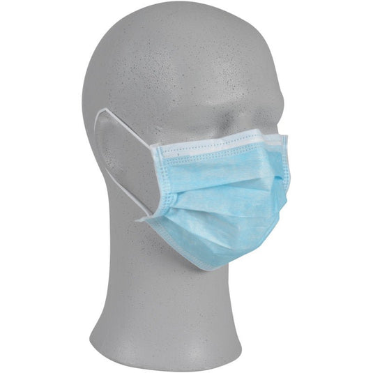 Un mannequin de vitrine gris présente le masque de protection Abena Re-Seller GmbH avec élastiques, 95 x 180 mm, 3 couches, bleu, IIR (paquet de 50 pièces), vu sous un angle de face gauche devant un fond blanc uni.