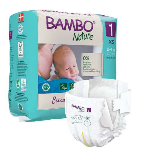 Un paquet de couches Bambo Nature de la société Abena Re-Seller GmbH, destiné aux bébés pesant entre 2 et 4 kg, est présenté avec la photo d'un bébé sur l'emballage. Sur le devant figure une couche qui met en avant son design respectueux de l'environnement, le logo de la marque et les matériaux durables utilisés.