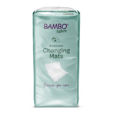 Un paquet de 10 tapis à langer Bambo Nature (60x60 cm) avec superabsorbant de Abena Re-Seller GmbH avec détails de produit et de marque ainsi qu'une image de coussin et le slogan "Parce que vous vous en souciez" sur l'emballage vert clair.